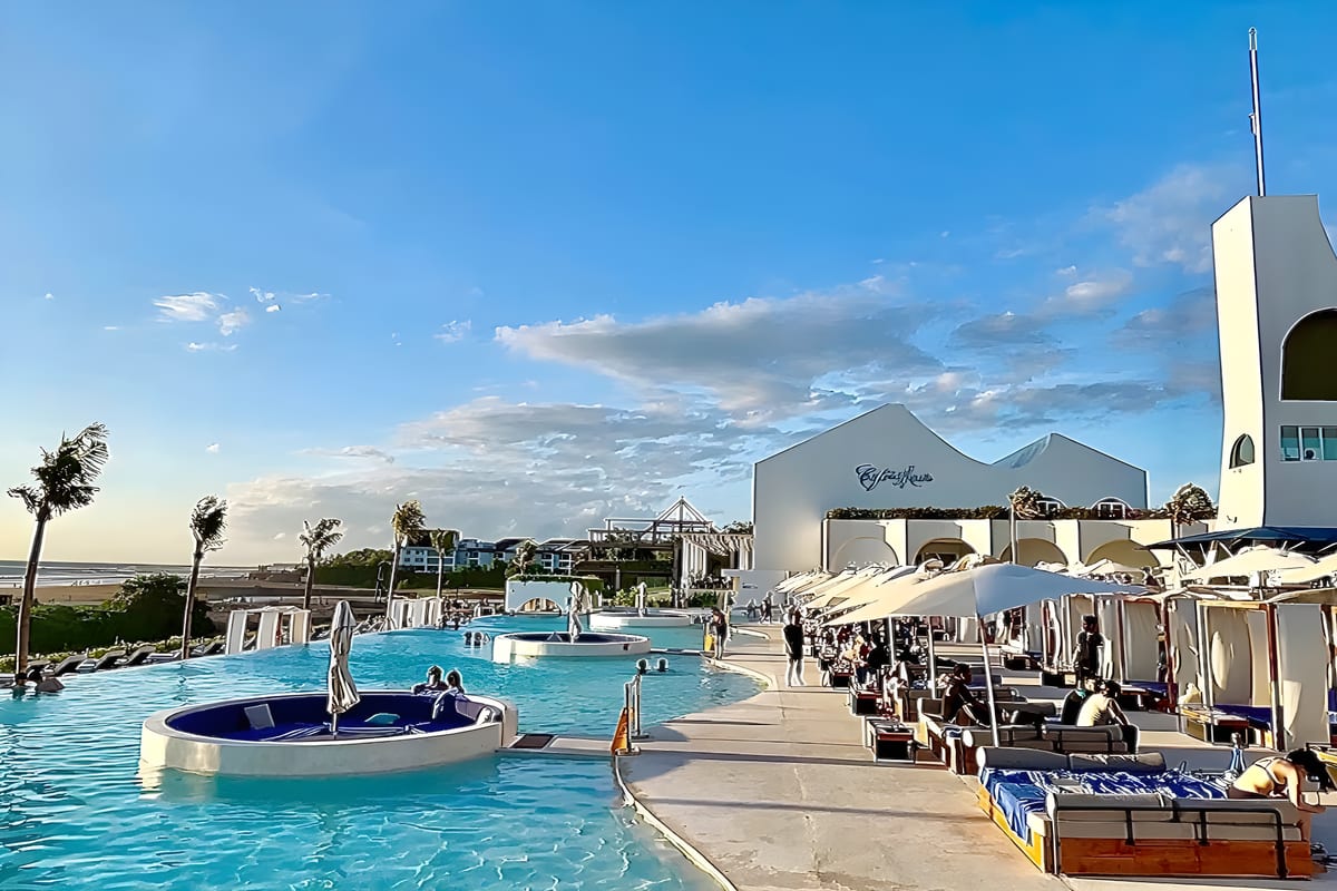 Cafe del Mar, a beach club in Bali, Indonesia — photo 1