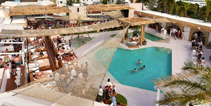 Cali Beach, a rooftop in Gold Coast, Australia
