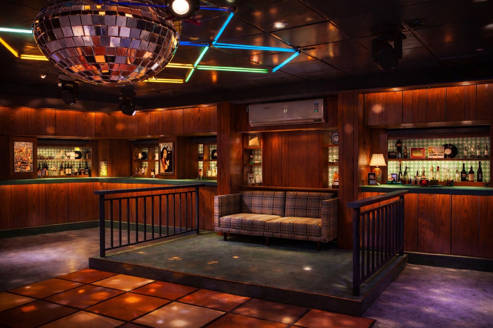Down, a night club in Boston, USA — photo 3
