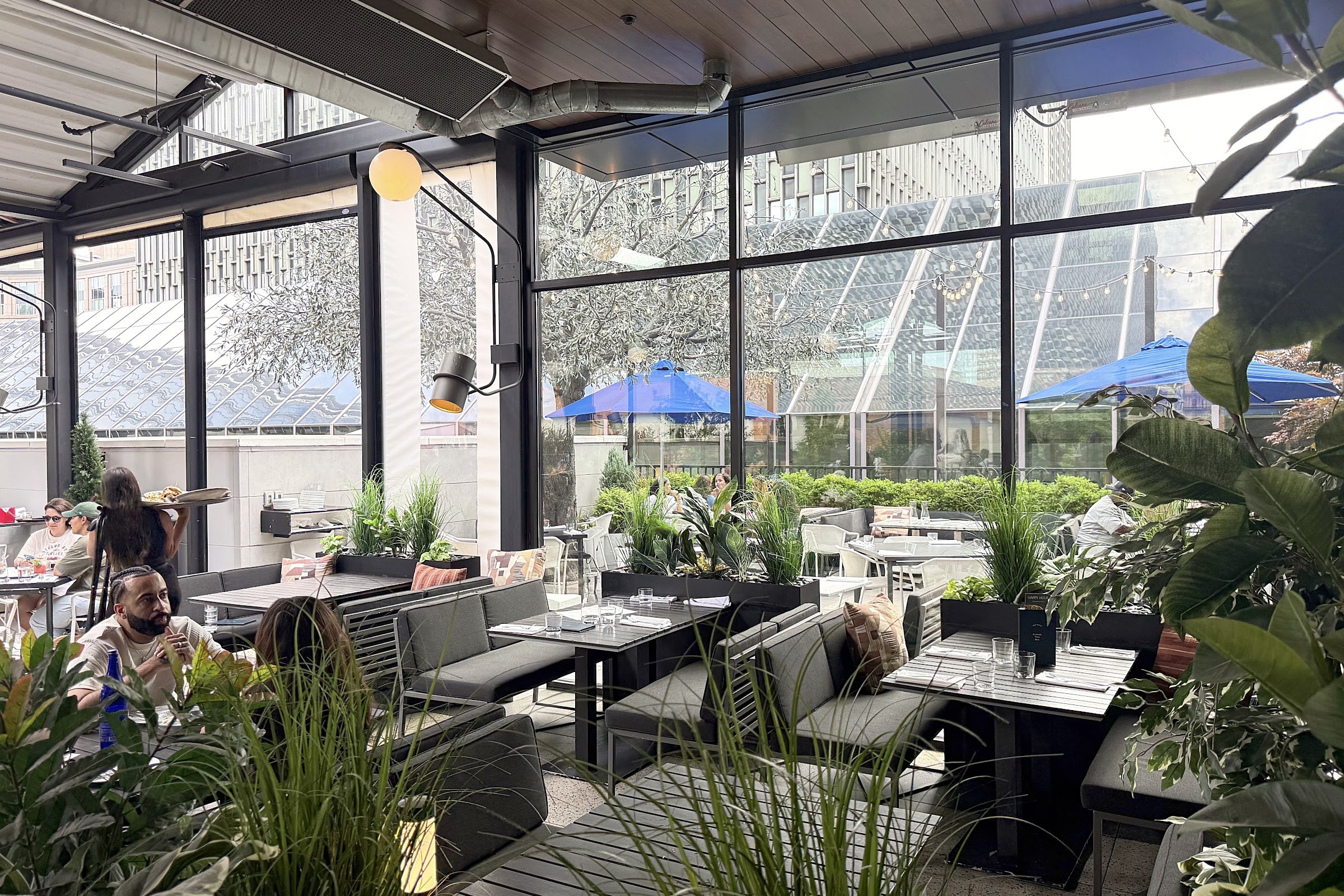 Earls Kitchen + Bar, a restaurant in Boston, USA — photo 3