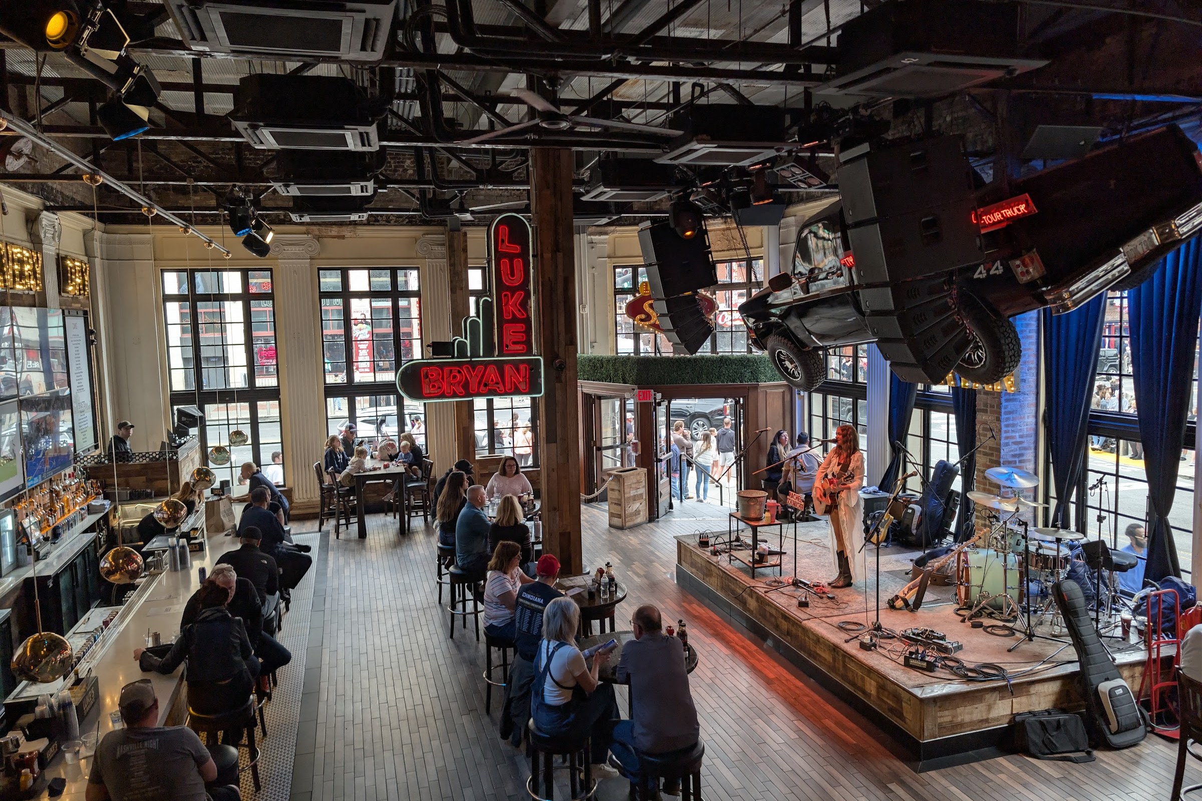 Luke's 32 Bridge, a bar in Nashville, USA — photo 5