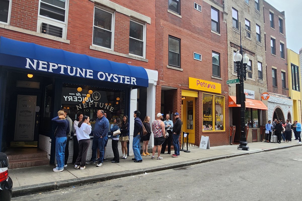 Neptune Oyster, a restaurant in Boston, USA — photo 4