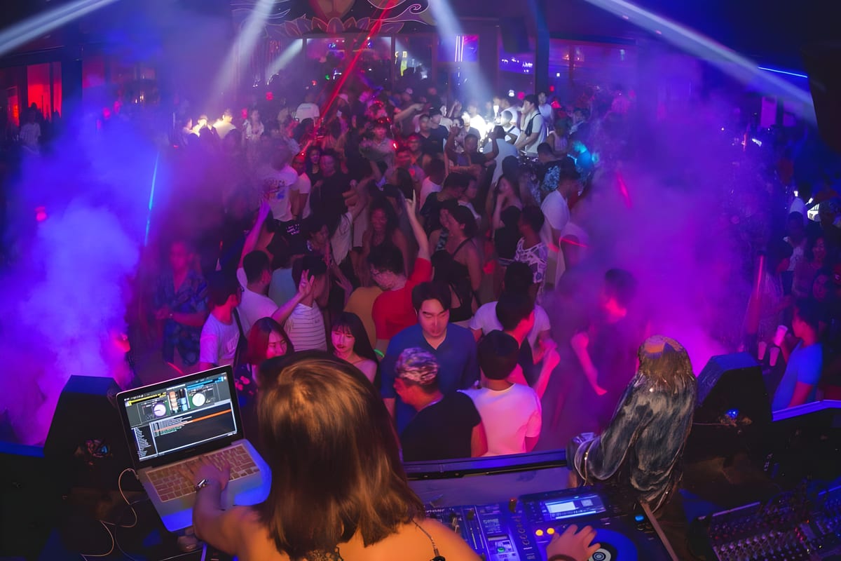 OM Bar, a beach club in Borocay, Philippines — photo 1