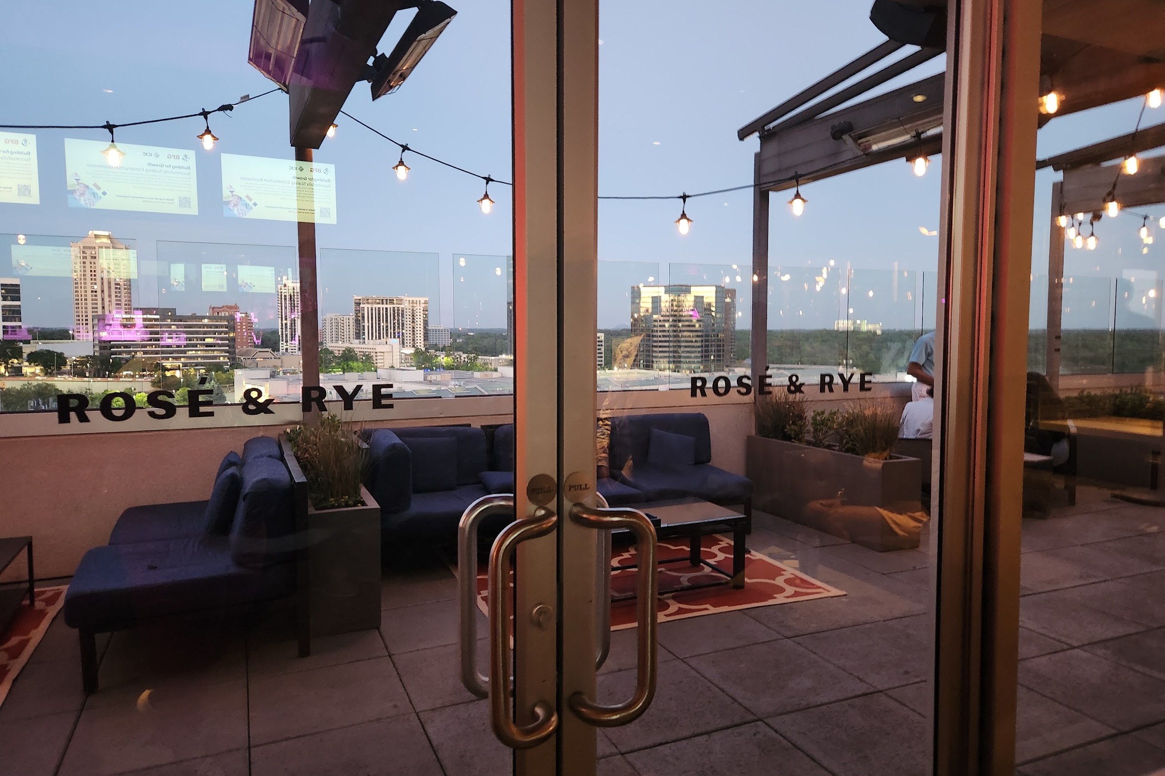 Rosé & Rye, a rooftop in Atlanta, USA — photo 4