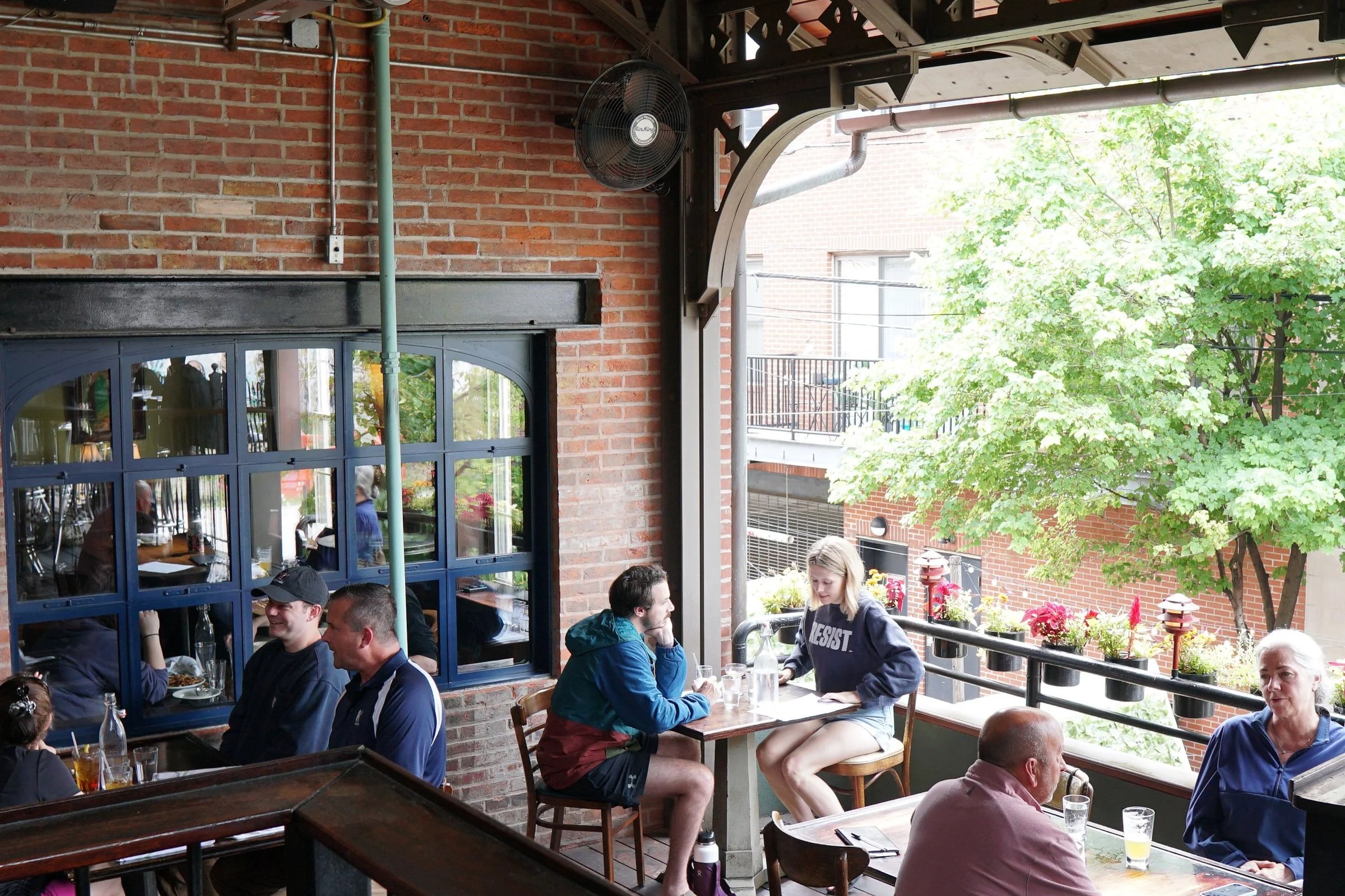 Standard Tap, a pub in Philadelphia, USA — photo 2