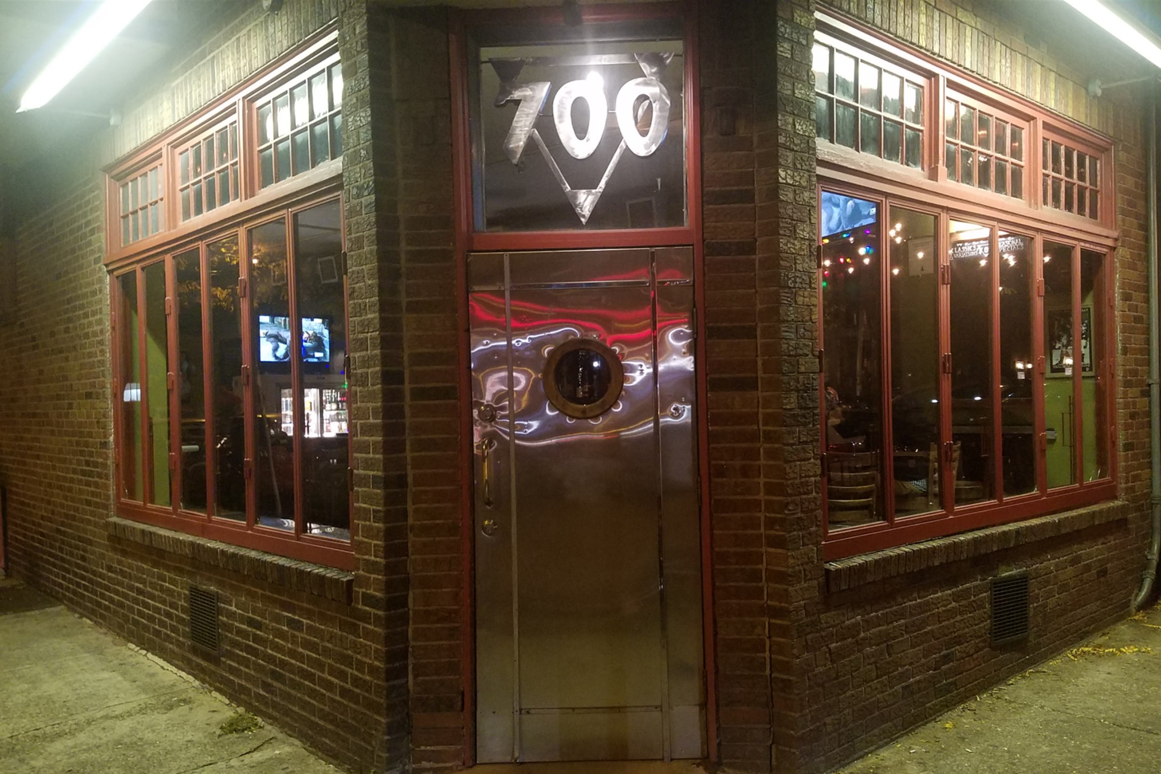 The 700, a bar in Philadelphia, USA — photo 3
